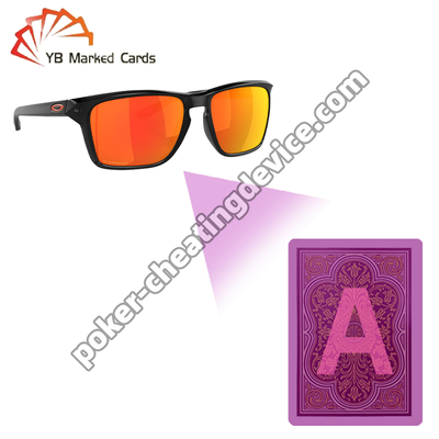 Onzichtbare inktbrillen om door speelkaarten heen te zien